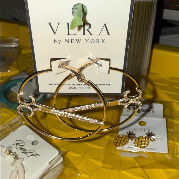 🆕✂️💛VERA: GOLD Scissors Rhinestone Hoops - Picture 5 of 7